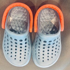 Joybees Kids Blue and Red Clogs, Size 6/7